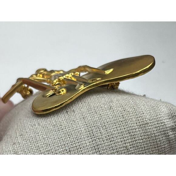 Lady Golfer Pin/Brooch Vintage, Gold Bezel, Shiny Gold Lady Golfer, CAJC Design - Picture 5 of 10